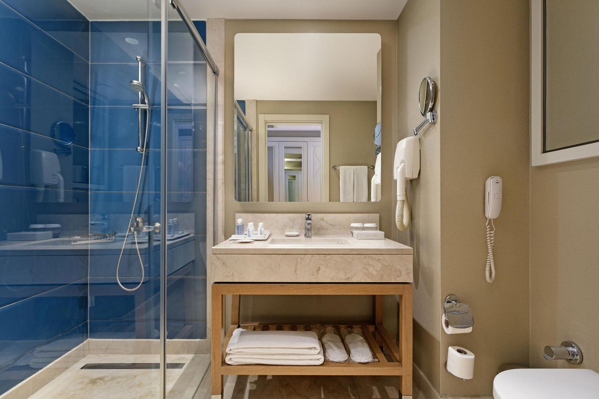 Standard Zimmer mit seitlichem Meerblick (12+)